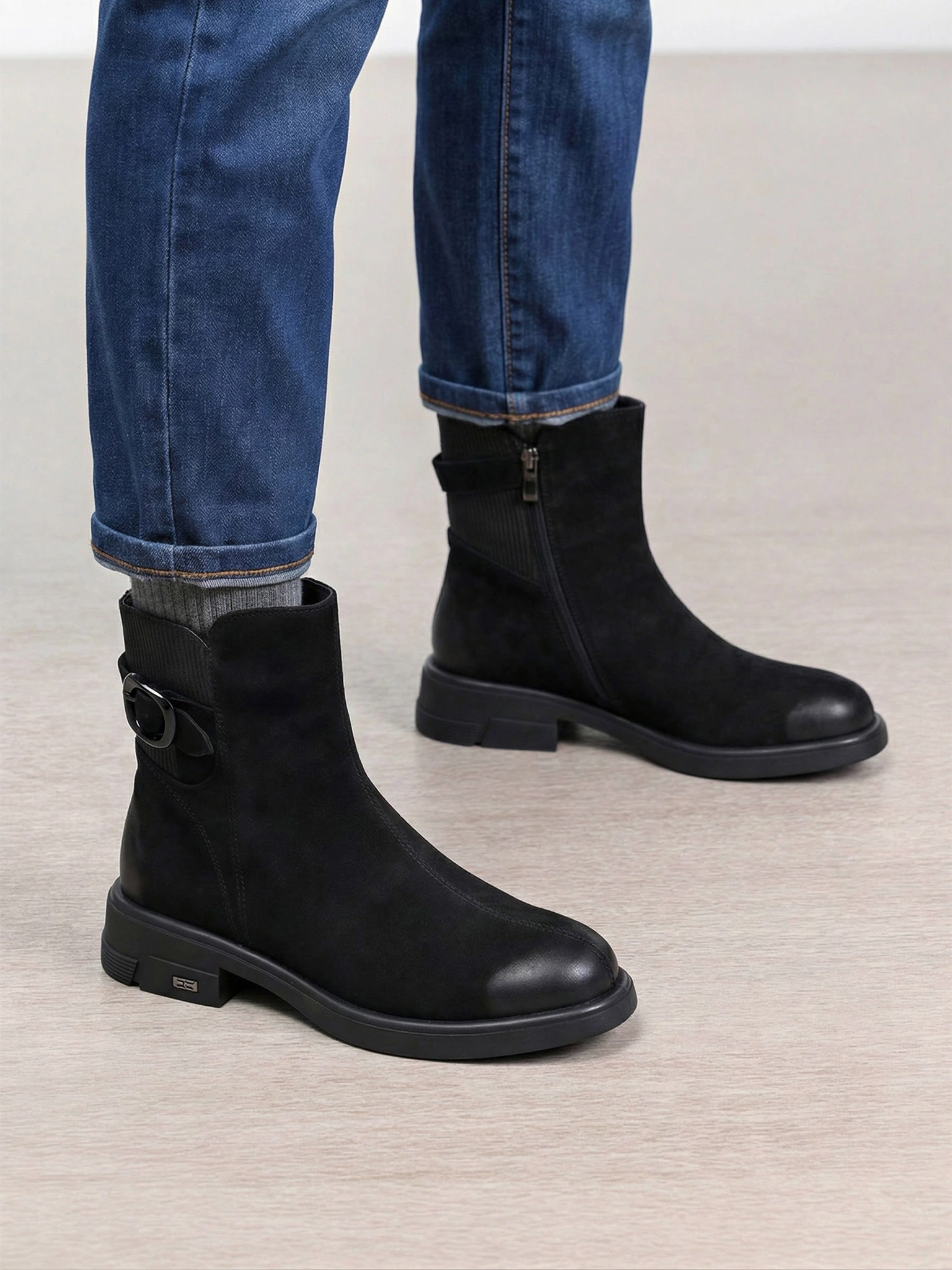 Ботинки черного цвета на широком среднем каблуке